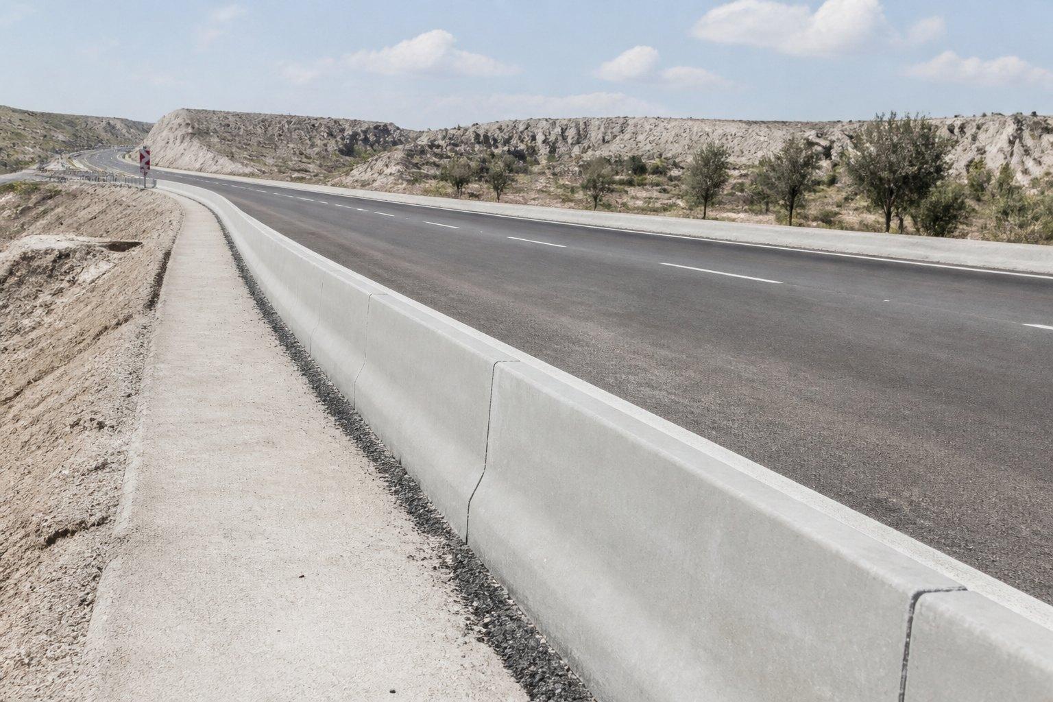Karayolu tipi beton bordür uygulaması
